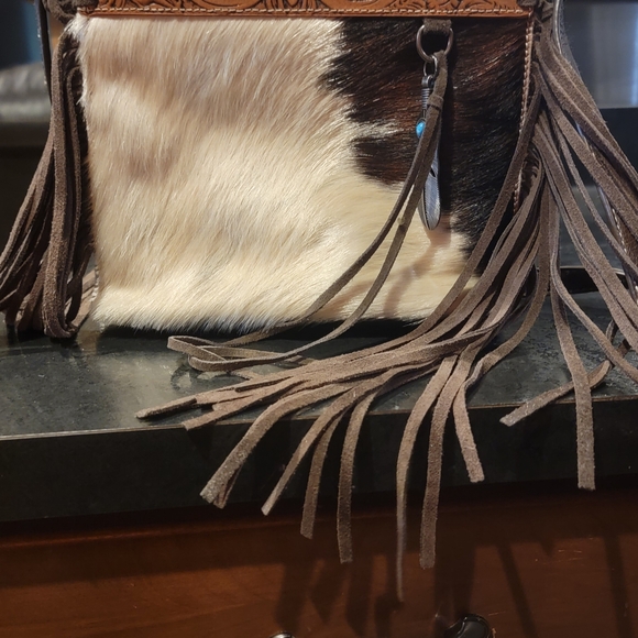 Elegant Brown and White Leather Crossbody Bag - Picture 7 of 7